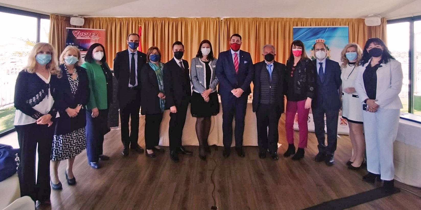 Foto con los participantes de la conferencia
