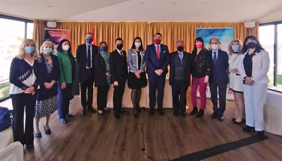 Foto con los participantes de la conferencia