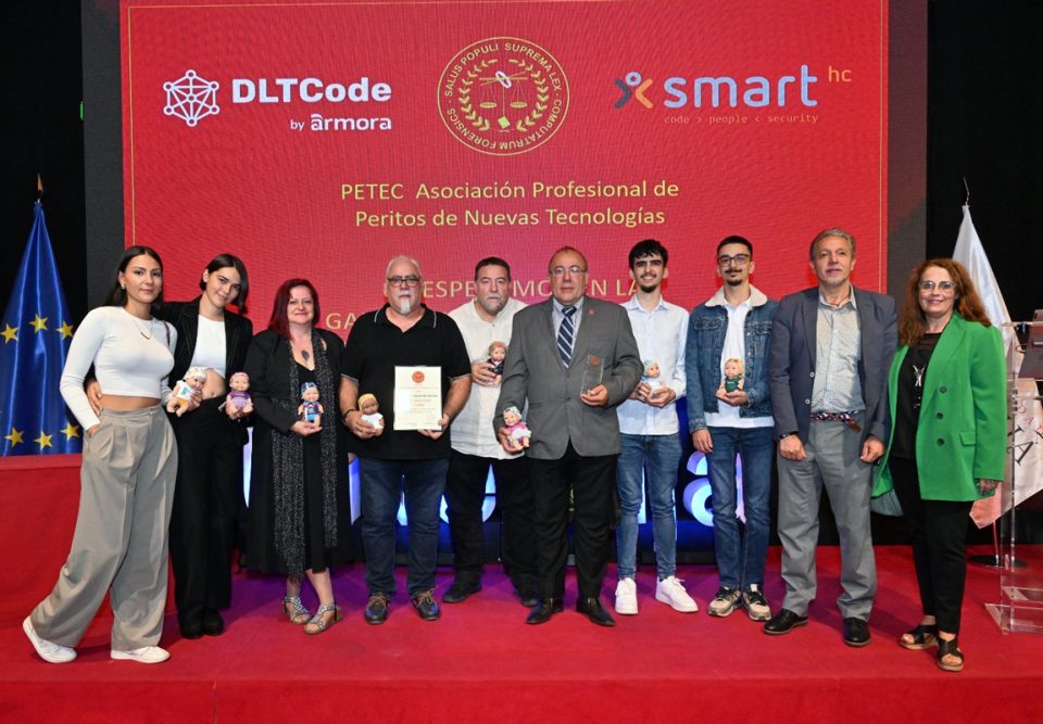 Equipo de Vortex Dimensión Digital, galardonado con el Premio Valores Ángel Pablo Avilés (Angelucho) de los Premios PETEC 2025